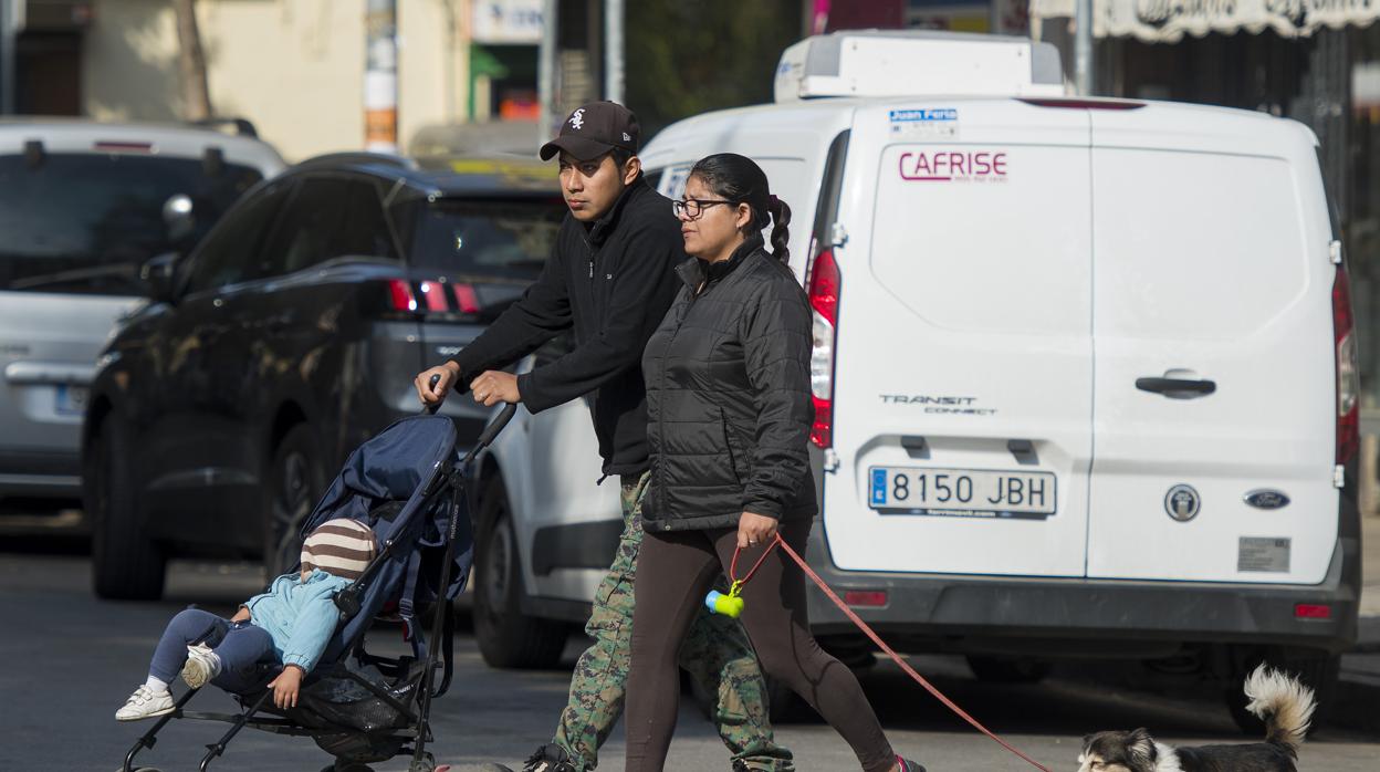 Una pareja de extranjeros pasea por Sevilla