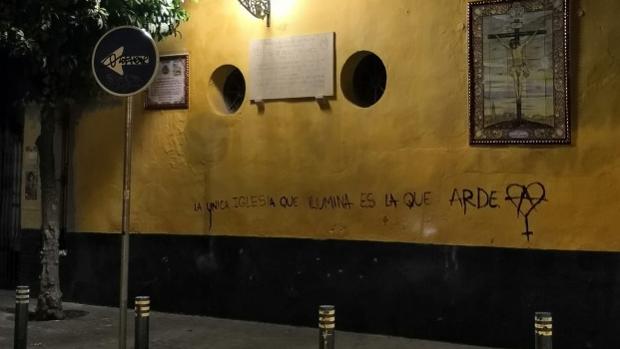 Se entrega en la Policía la autora de las pintadas en la iglesia de San Martín de Sevilla