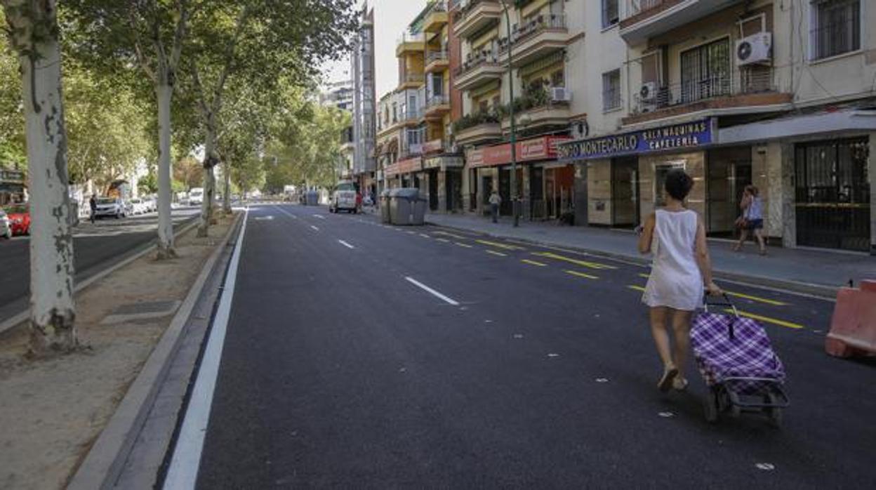 Una joven por una calle del barrio de Nervión