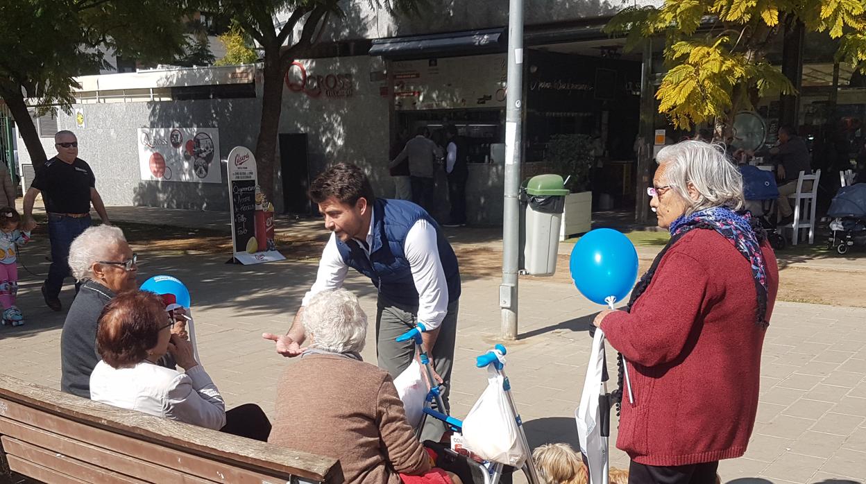 El candidato Beltrán Pérez departe en la mañana de este domingo con vecinos en el parque Rosario Valpuesta