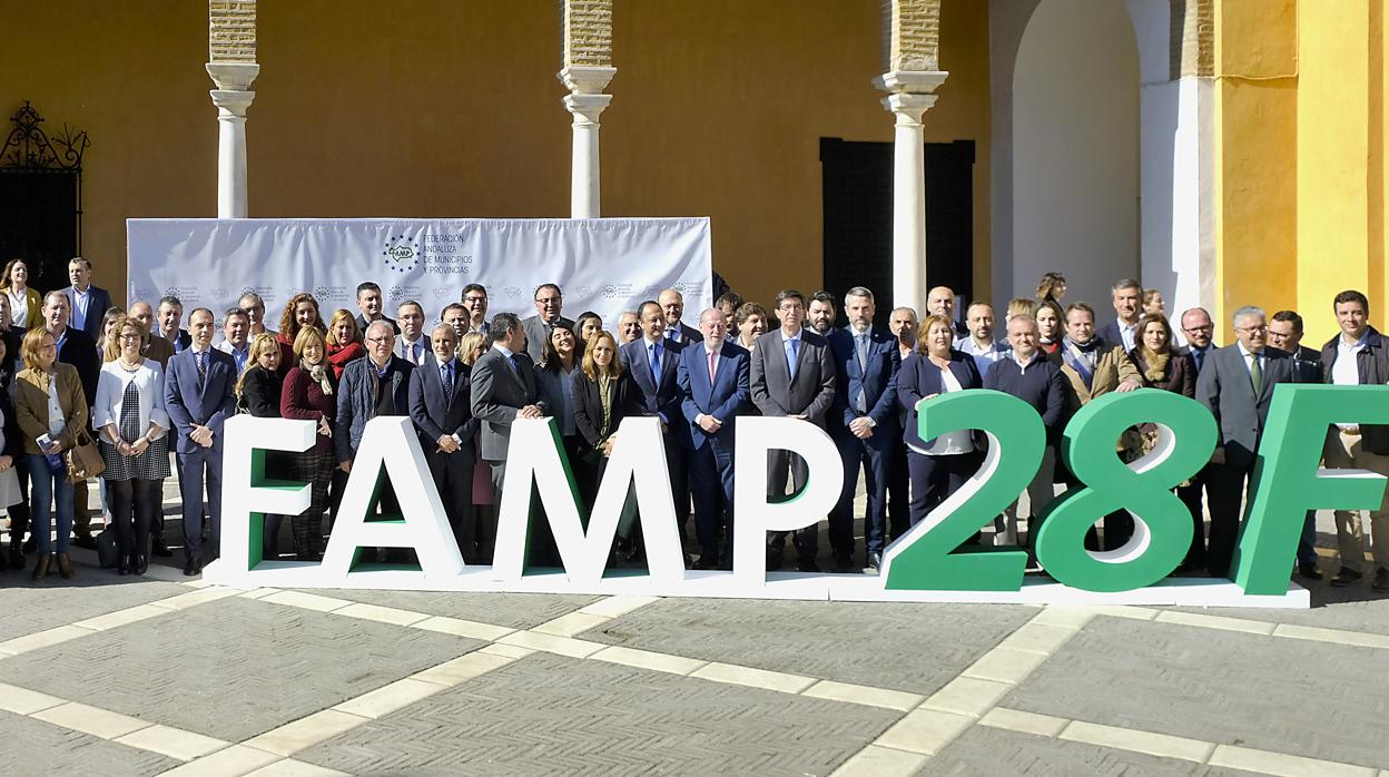 Foto de familia del congreso de la Famp en el Alcázar