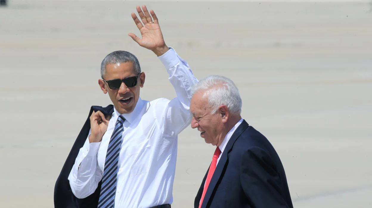 Barack Obama acompañado por el ministro José Manuel García-Margallo saluda en la base aérea de Torrejón de Ardoz (Madrid) antes de partir hacia la base naval de Rota, en julio de 2016