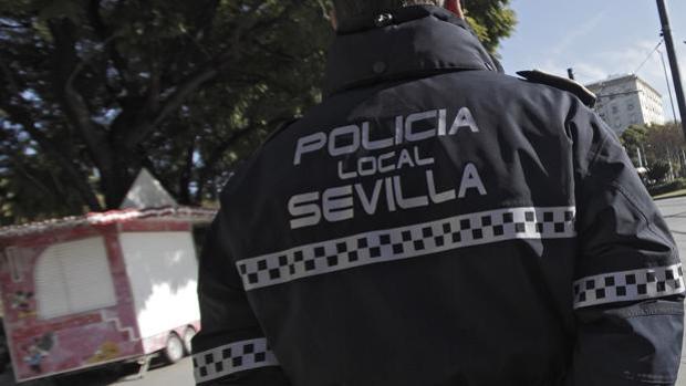 La Policía Local de Sevilla ordena a sus agentes patrullar a pie los barrios