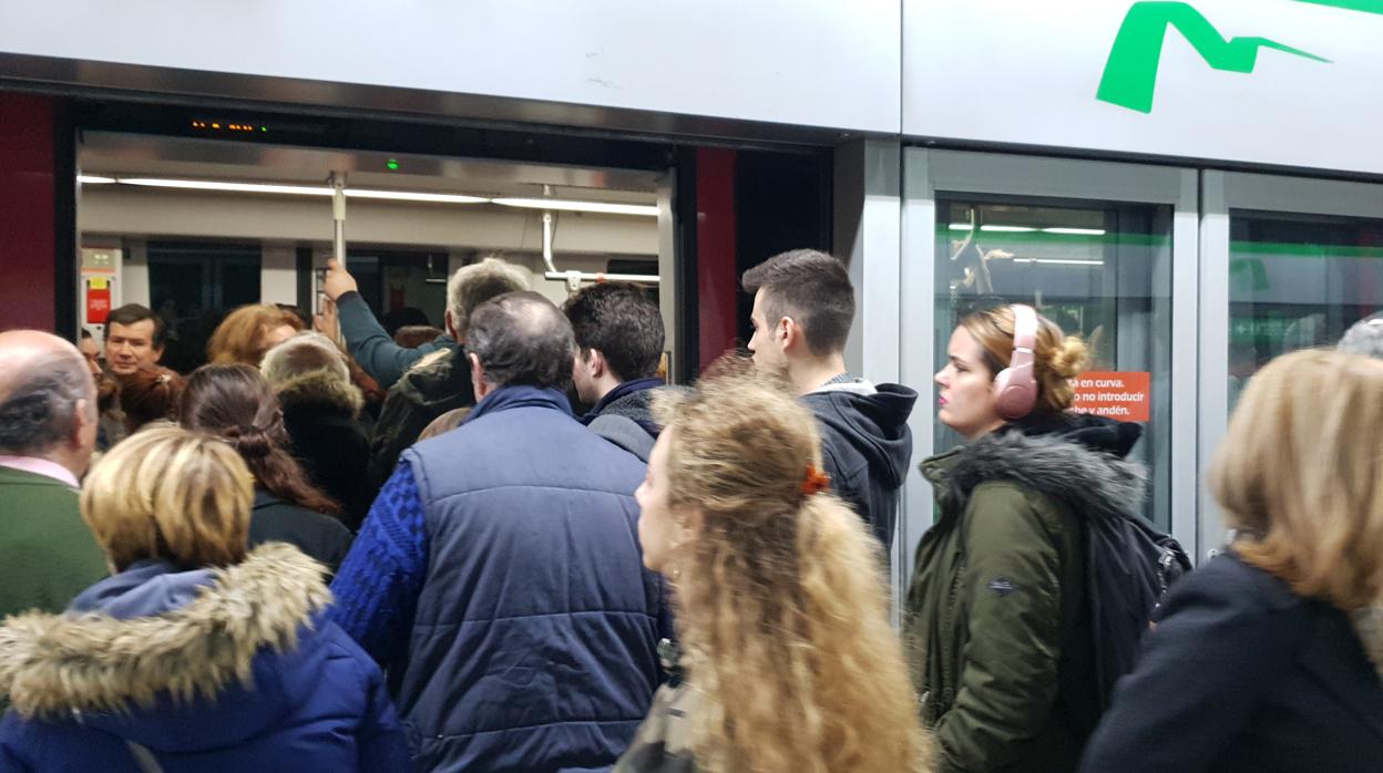 Usuarios del metro de Sevilla