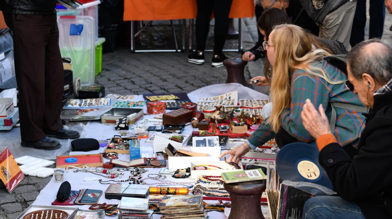 Un puesto del mercadillo del Jueves en la calle Feria