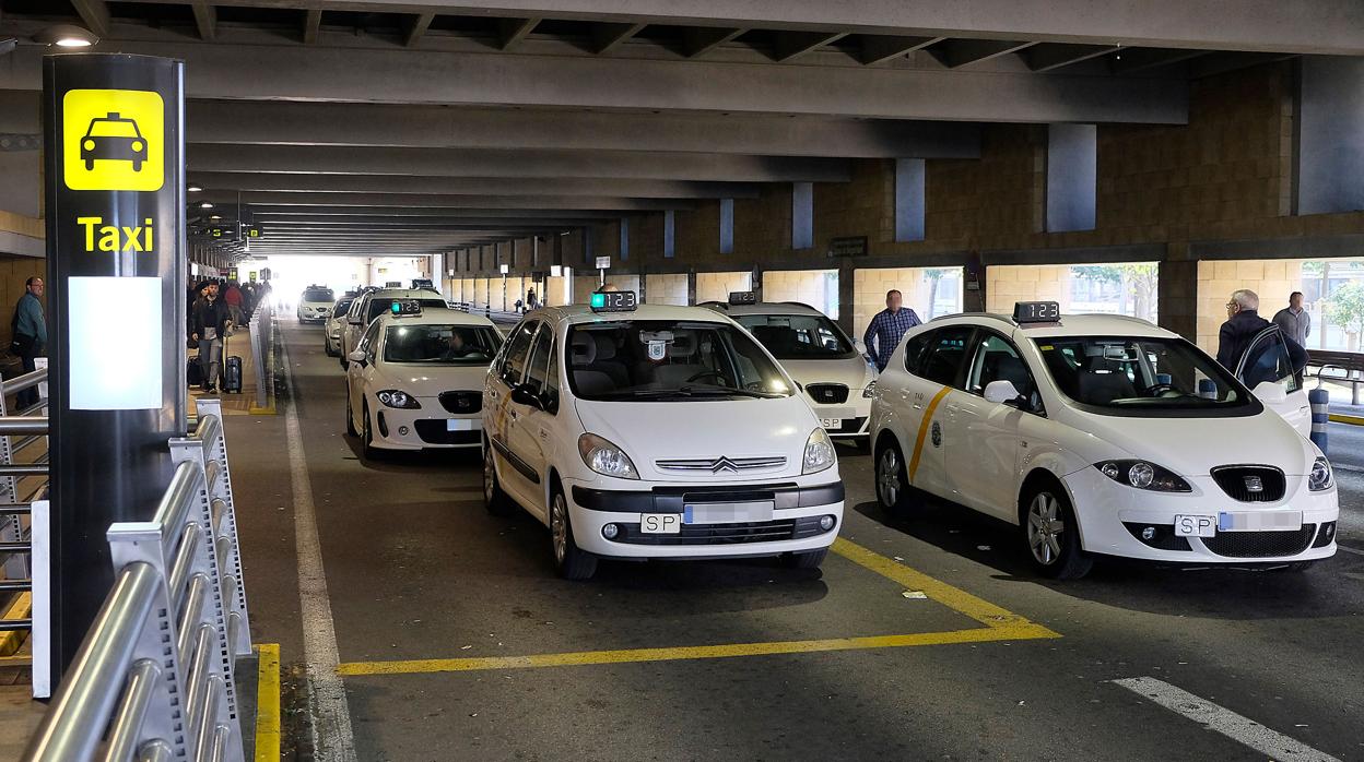 Parada de taxis del aeropuerto de Sevilla