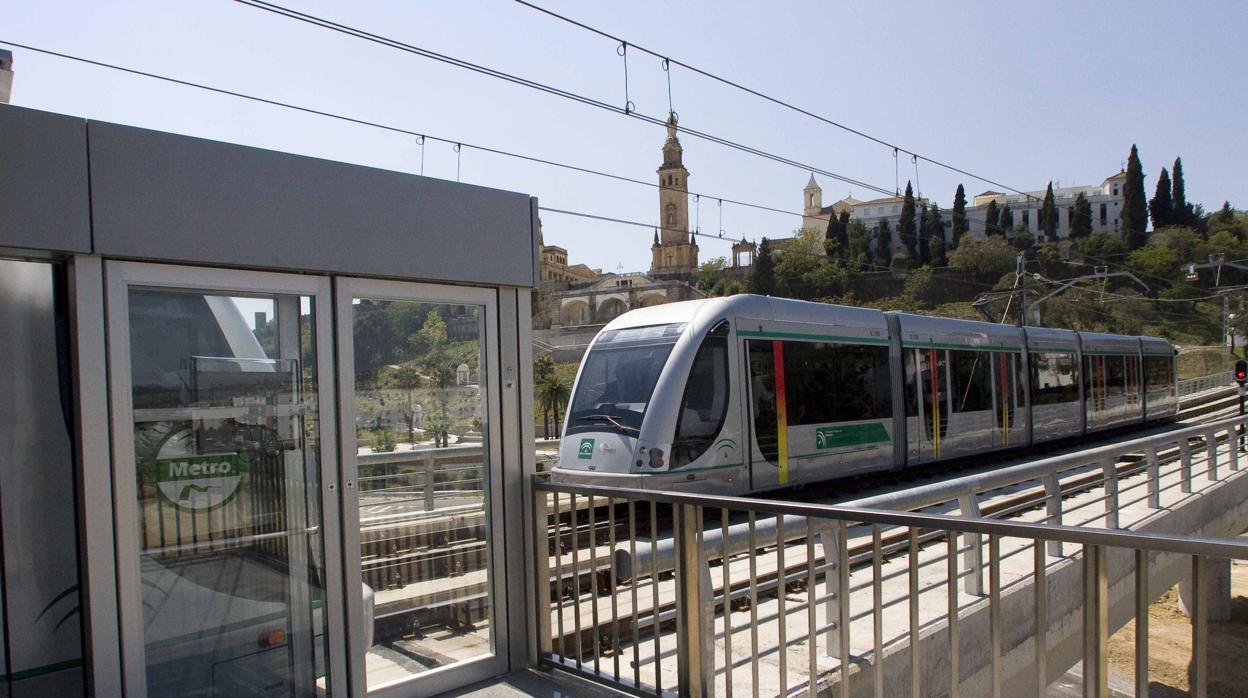 El metro a su paso por el Aljarafe