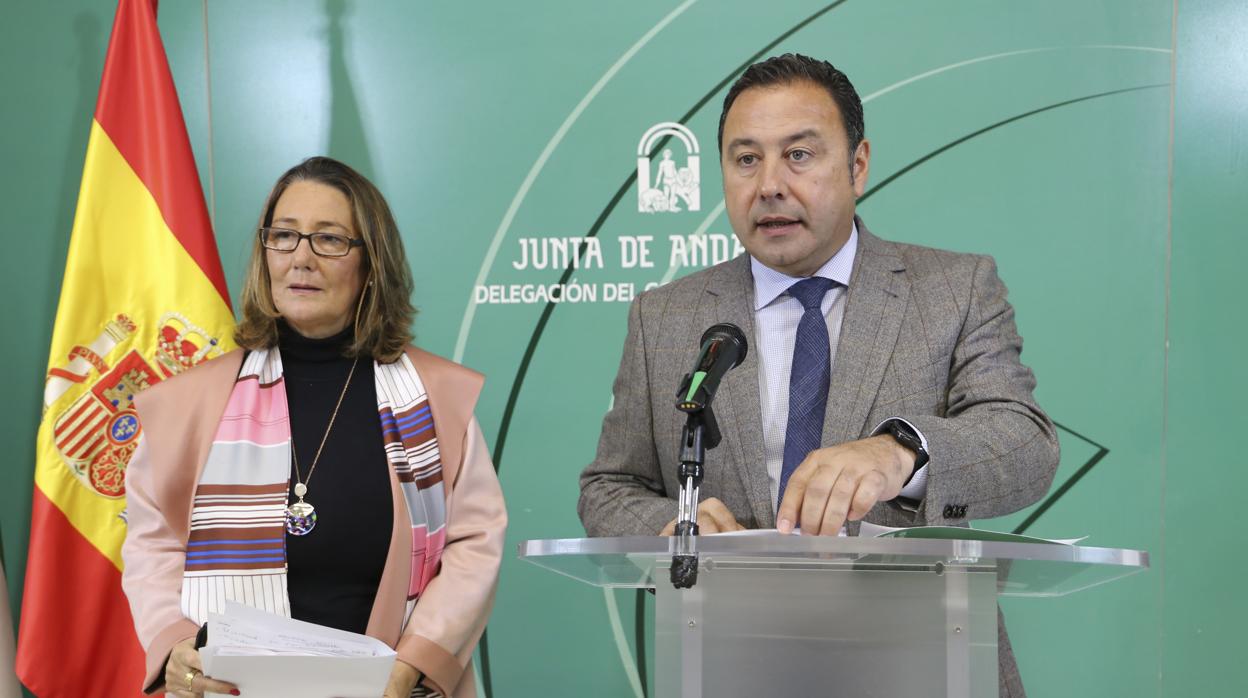Ricardo Sánchez, con la delegada territorial de Salud, Regina Serrano