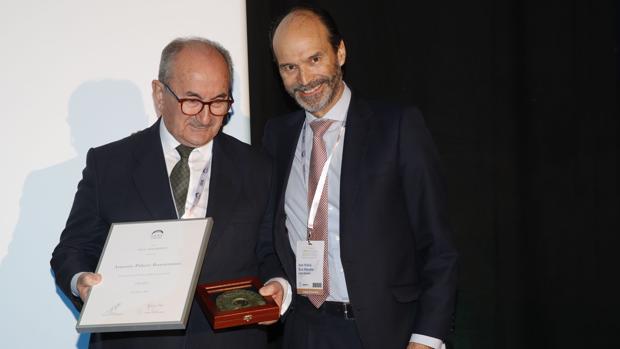 El catedrático Antonio Piñero recibe la Medalla de Honor de la Sociedad Española de Retina y Vítreo