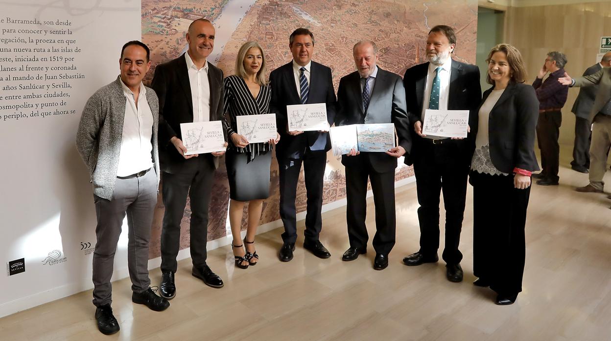 Foto de familia de la inauguración de este martes en la Casa de la Provincia