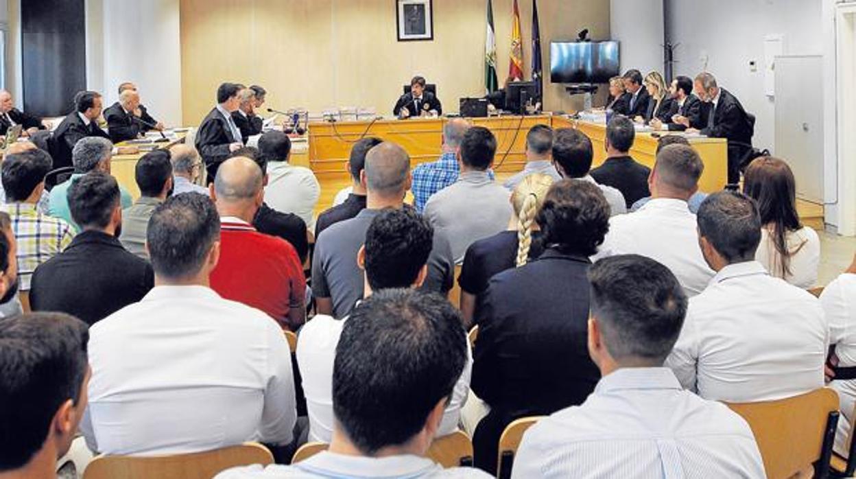 Imagen de la sala de vistas que se quedó pequeña con los 45 acusados sentados en el babnquillo