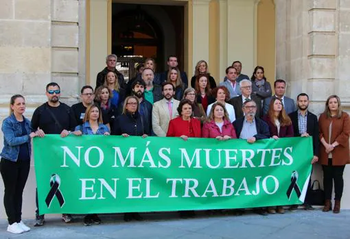 Concentración que se ha celebrado este jueves en la puerta del Ayuntamiento de Sevilla