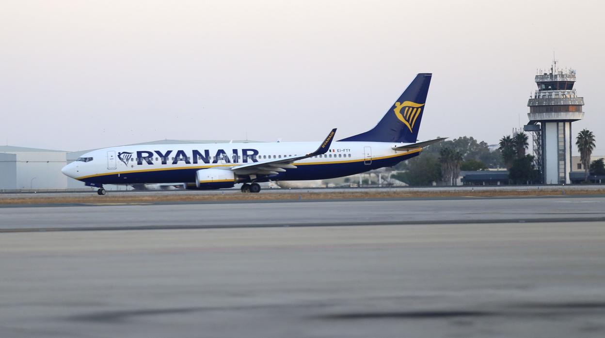 Avión de Ryanair en el aeropuerto de Sevilla