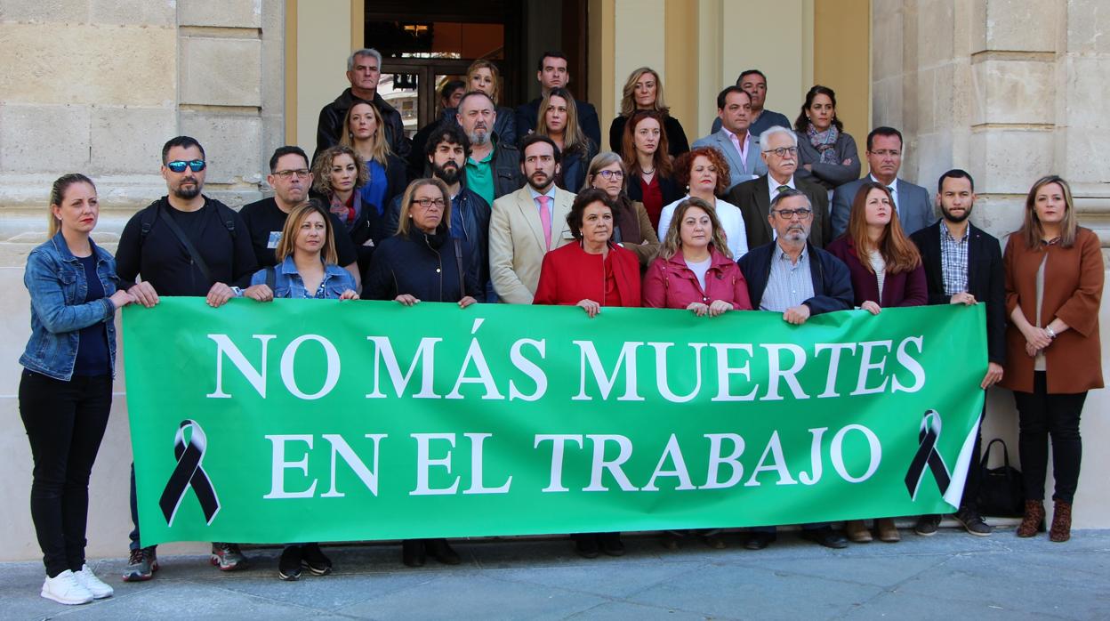 Concentración en el Ayuntamiento de Sevilla por el accidente mortal del obrero
