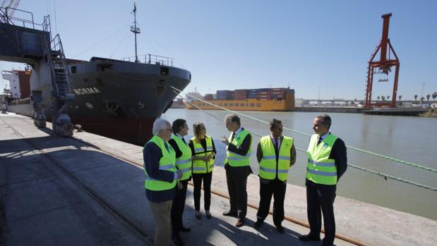 La Junta muestra su «total disposición» para facilitar la integración del Puerto de Sevilla con la ciudad