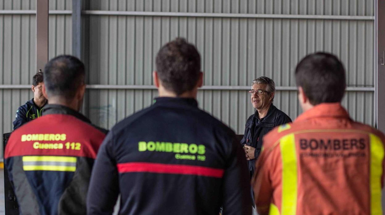 Luis López, al fondo, coordina el equipo responsable de la redacción del proyecto. Es bombero y arquitecto