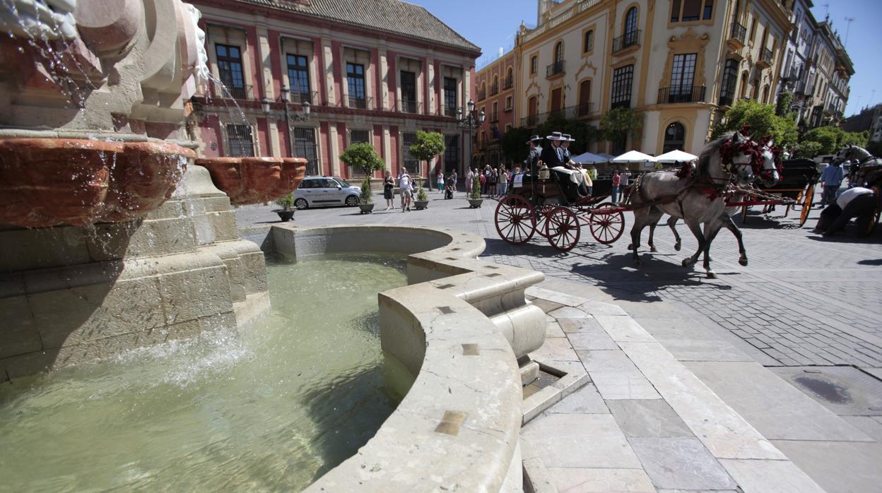 Un coche de caballos paseando por el centro histórico de Sevilla