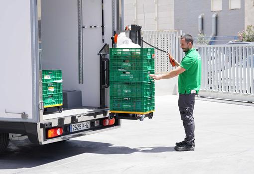 Repartidor con un vehículo que cuenta con tres temperaturas y descarga mecanizada