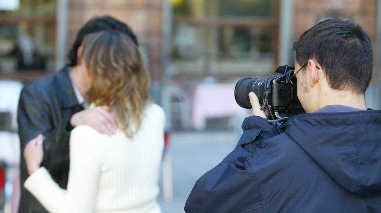 Un detective privado fotografiando a una pareja