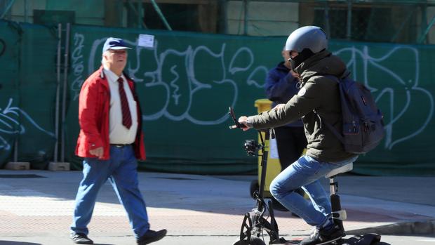 El pleno municipal aprueba la nueva regulación de movilidad del patinete eléctrico en Sevilla