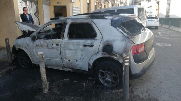 Alarma en San Román por un nuevo incendio de contenedor que deja daños en casas y coches