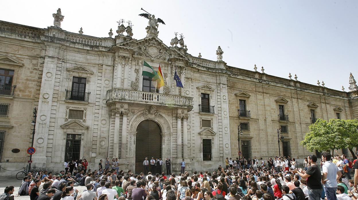 Alumnos de ingenieria de la edificacion se manifiestan en Sevilla