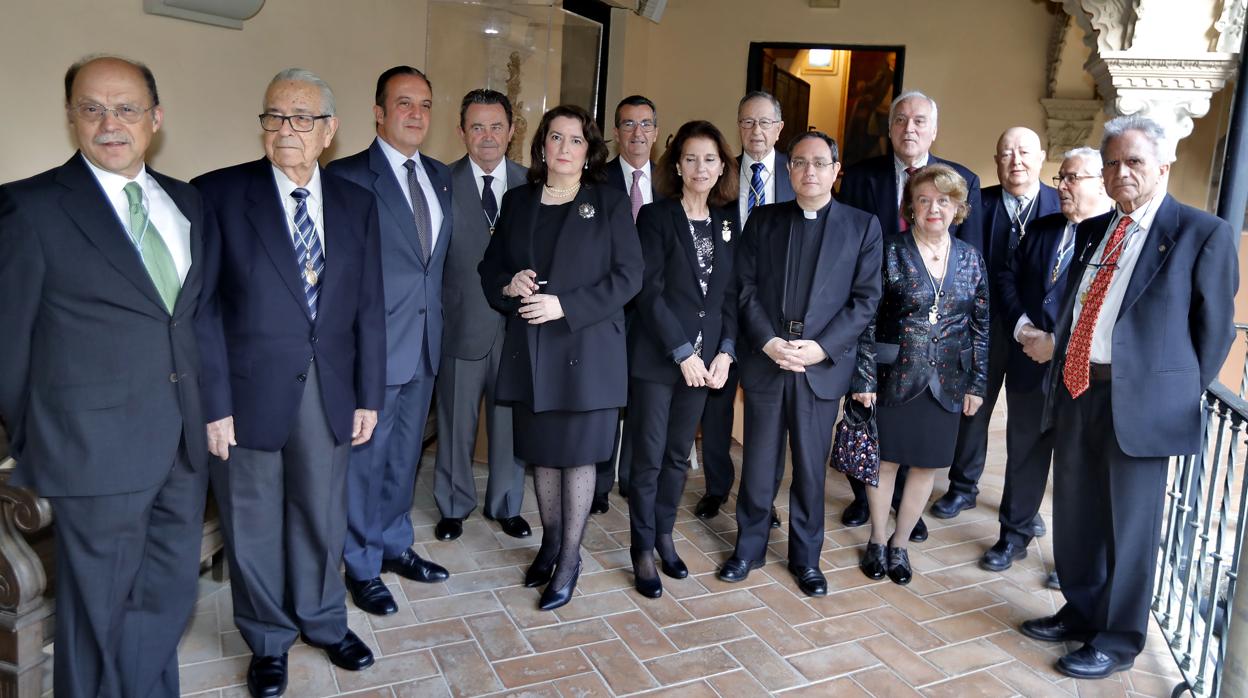 Foto de familia del acto celebrado ayer en la sede de la Academia de Bellas Artes
