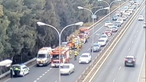 Tres heridos leves en un accidente entre dos vehículos junto al Muro de Defensa