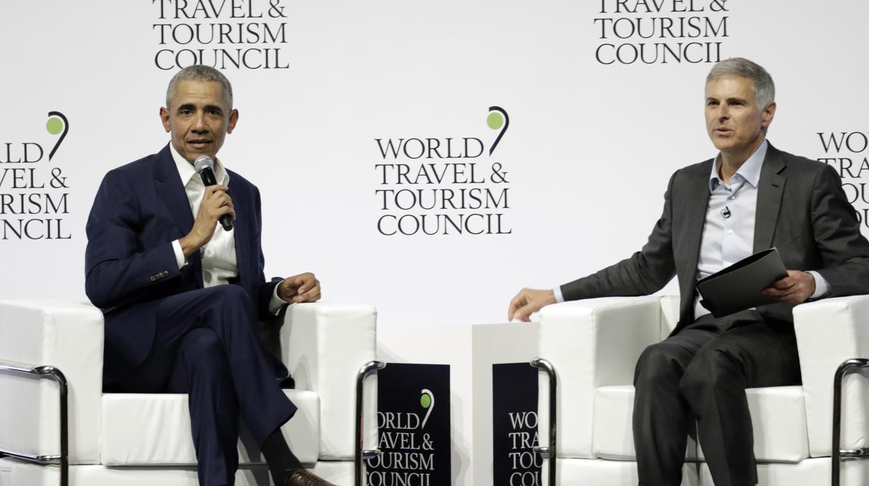 Barack Obama, junto al CEO de Hilton, Chris Nassetta