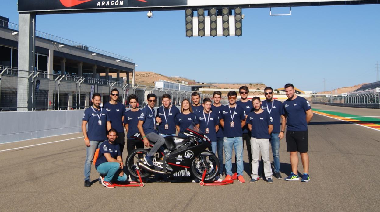 Los universitarios sevillanos con una de las motos de carreras que ellos han creado para competir