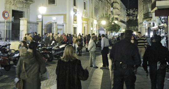 Agentes del Cuerpo Nacional de Policía, paseando por una de las «zonas calientes»