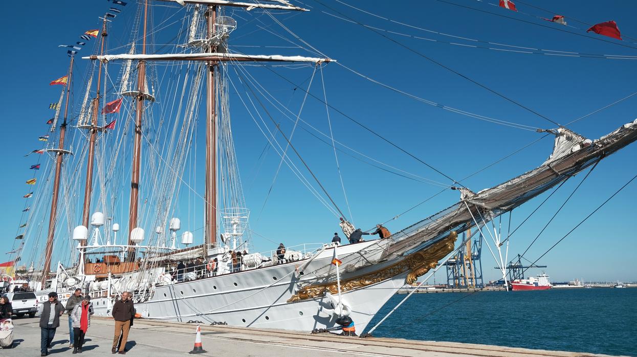 El buque escuela "Juan Sebastián Elcano" atracado en Cádiz