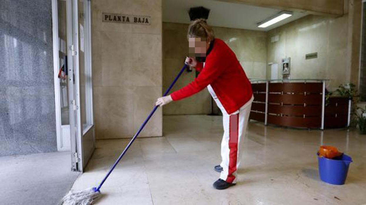 Una empleada de la limpieza en un edificio público