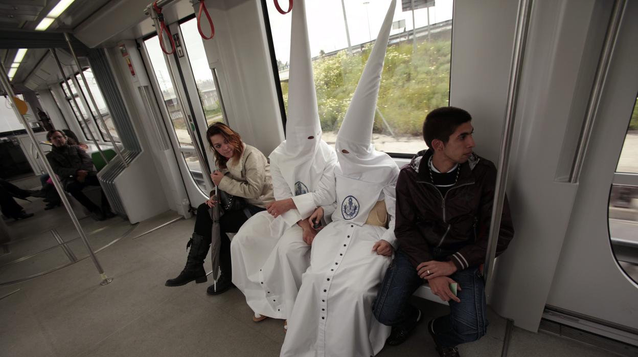 Dos nazarenos en el metro de Sevilla