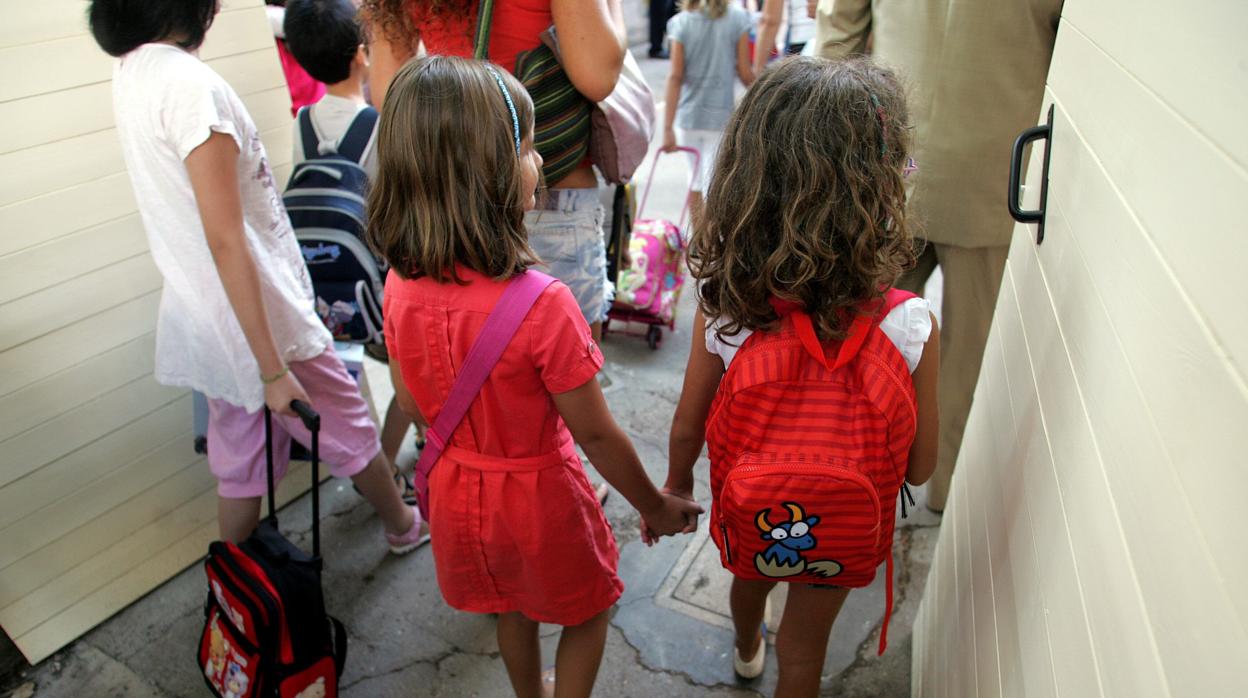 Dos niñas a la puerta de un colegio