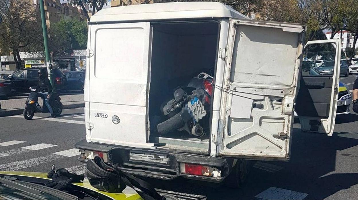 La motocicleta, una vez recuperada por la Policía Local de Sevilla