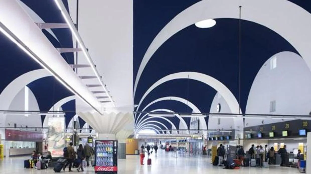 Interior del aeropuerto de Sevilla