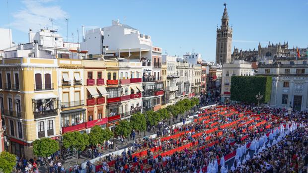 Semana Santa de Sevilla en directo: las procesiones del Lunes Santo en la plaza San Francisco