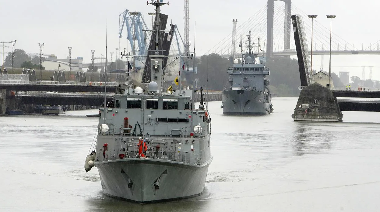 El cazaminas «Tajo» y el buque insignia de la Marina alemana el «FGS Werra»