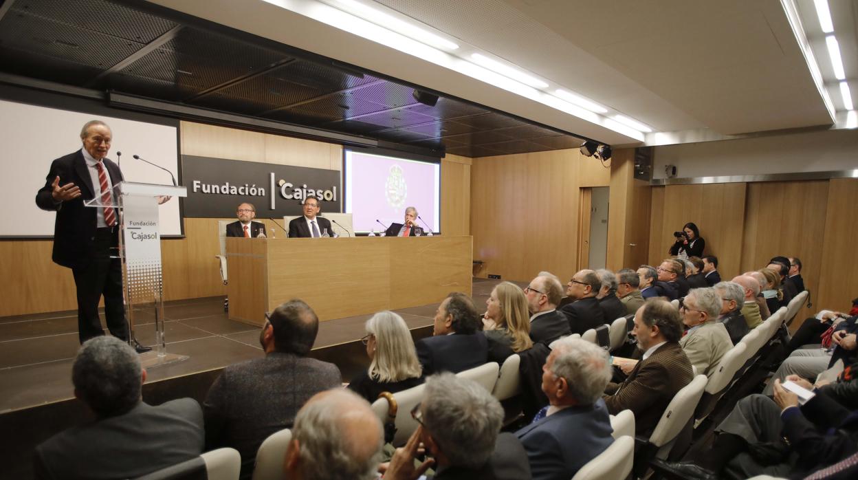 Josep Piqué durante su conferencia en la Fundación Cajasol