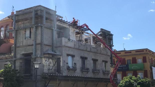 Denuncian el derribo de un edificio regionalista en el barrio de San Bernardo de Sevilla