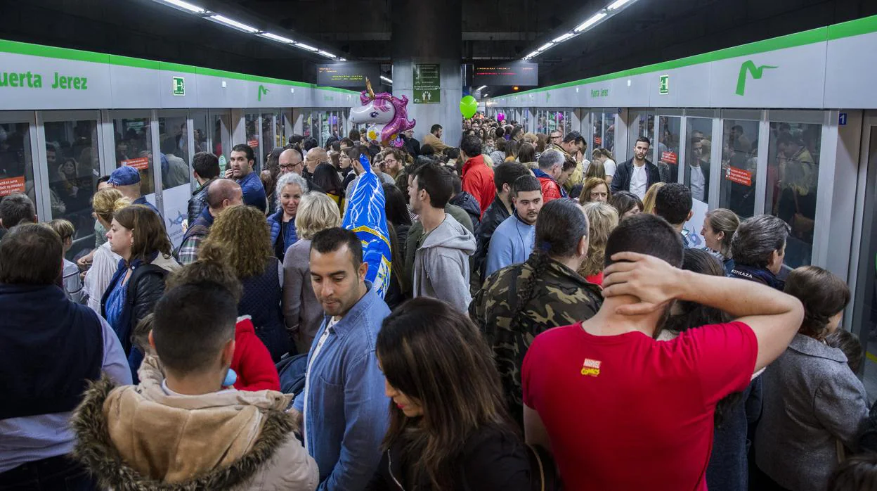 Usuarios esperan el metro en Sevilla