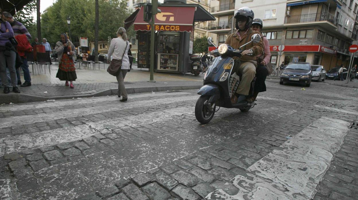 Paso de peatones, con cera, en la calle Zaragoza de la capital