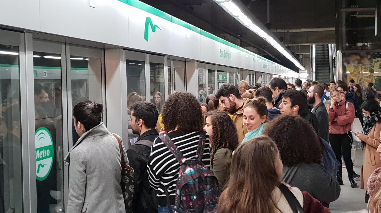 Usuarios del Metro de Sevilla esperan para entrar en un tren