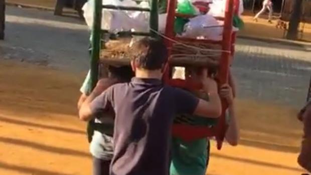 Un paso de cruz de mayo... en pleno Real de la Feria de Abril de Sevilla