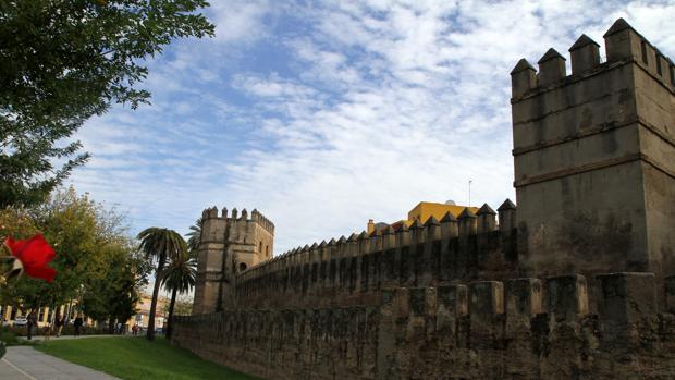 El 70 por 100 de la muralla pervive oculta en el caserío de Sevilla