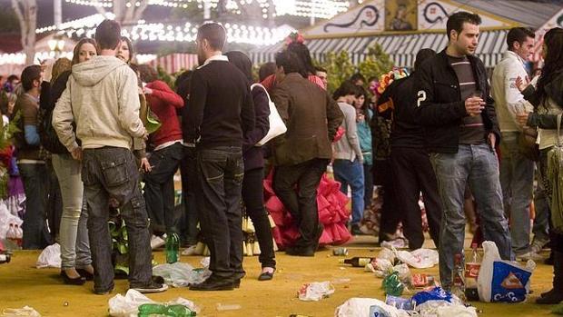 La Feria de Abril de Sevilla acordona al botellón y a la venta ilegal de alcohol