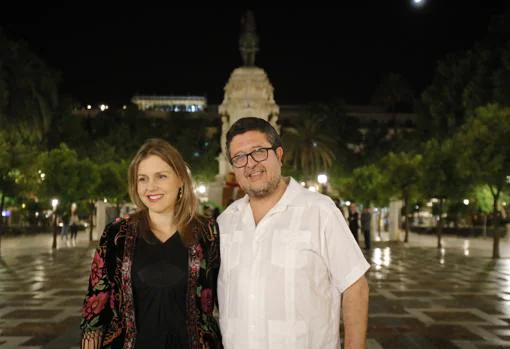 Cristina Peláez, de Vox, junto a Francisco Serrano en la Plaza Nueva