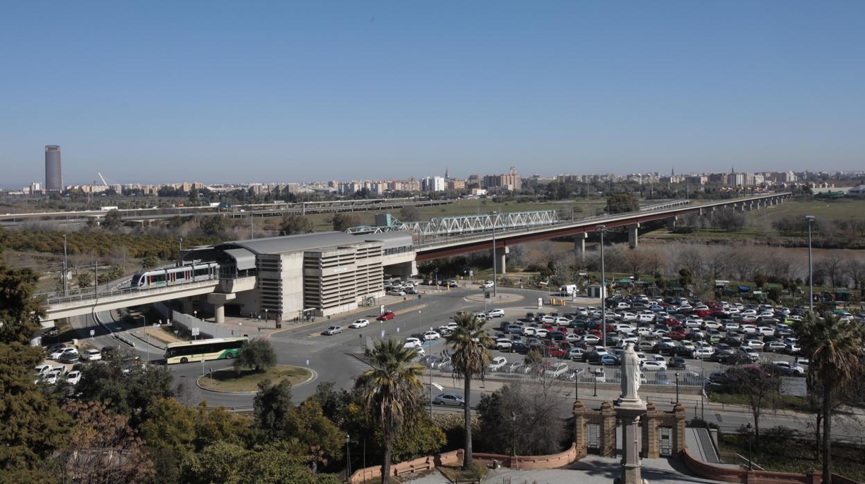 El metro de Sevilla a su paso por San Juan
