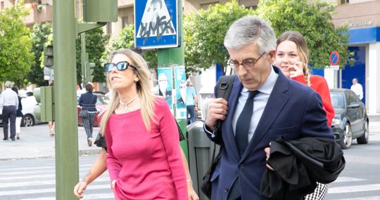 El abogado de Ginés Hernández junto a la esposa del expapa